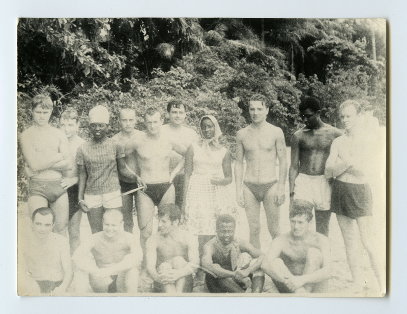 Mootorlaeva "Rakvere" meeskonnaliikmed Guinea üliõpilastega rannas