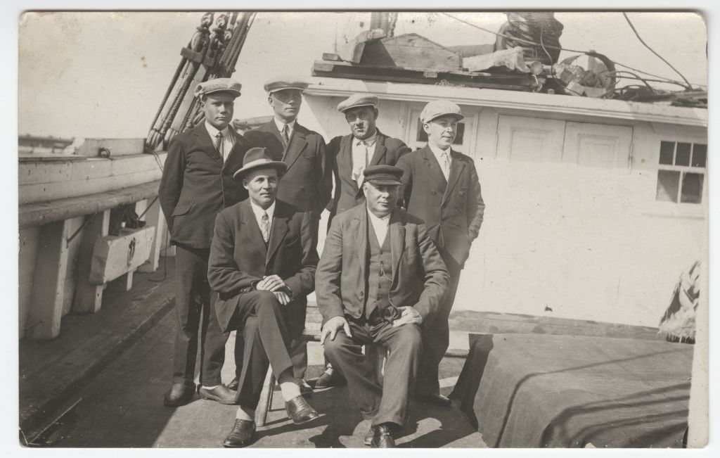 Käsmu purjelaeva "Anette" meeskond. Tüürimees Arnold Uukkivi ja kapten August Suksdorf