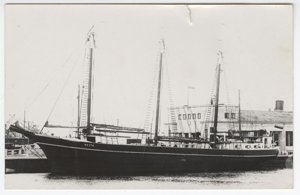 Purjelaev "Westa" Tallinna sadamas. Paremal 1936. aastal valminud uus reisijate hoone.
