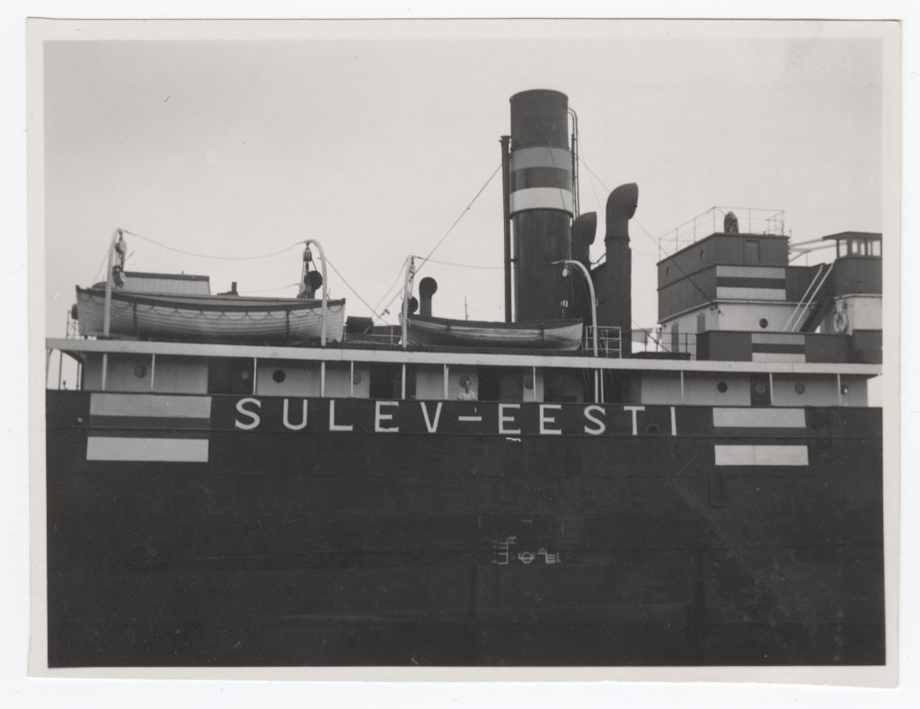 Aurulaev "Sulev". Laeva küljele on värvitud sinimustvalged lipud.