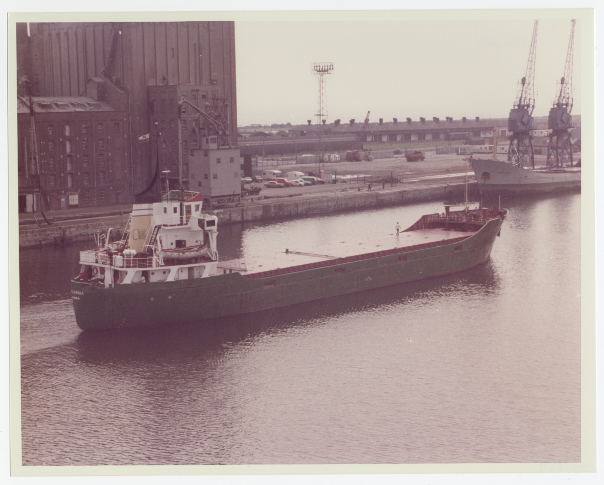 Värvifoto. Mootorlaev sadamas kai ääres"Estlandia"