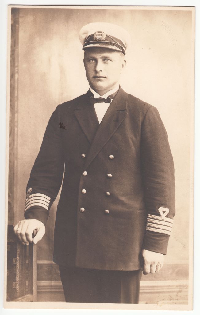 portreefoto, Hermann Tõnissoo kapteni vormis
