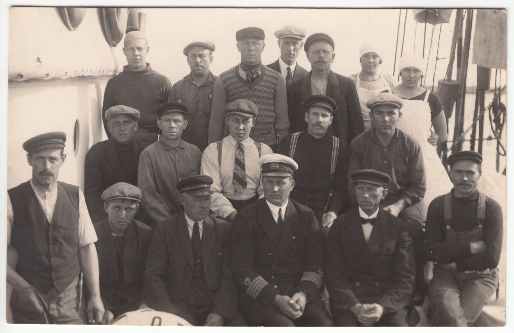 grupifoto, kapten Hermann Tõnissoo koos aurulaeva "Lood" meeskonnaga