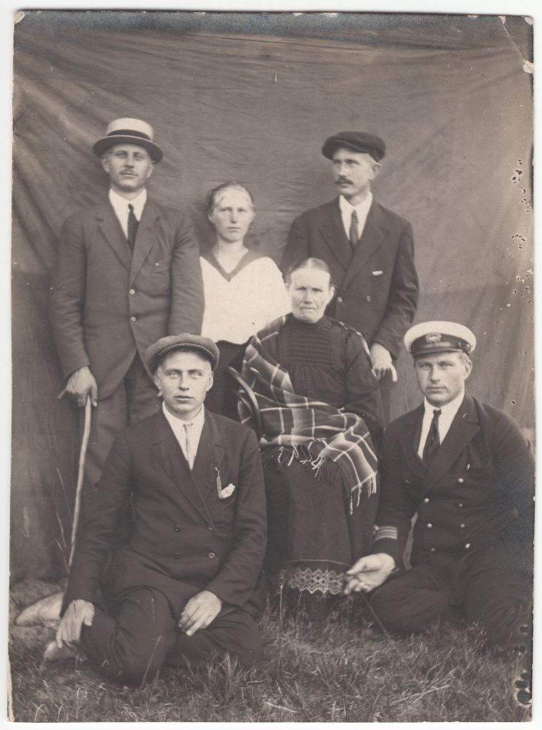 Hermann Tõnissoo ema, õe ja vendadega