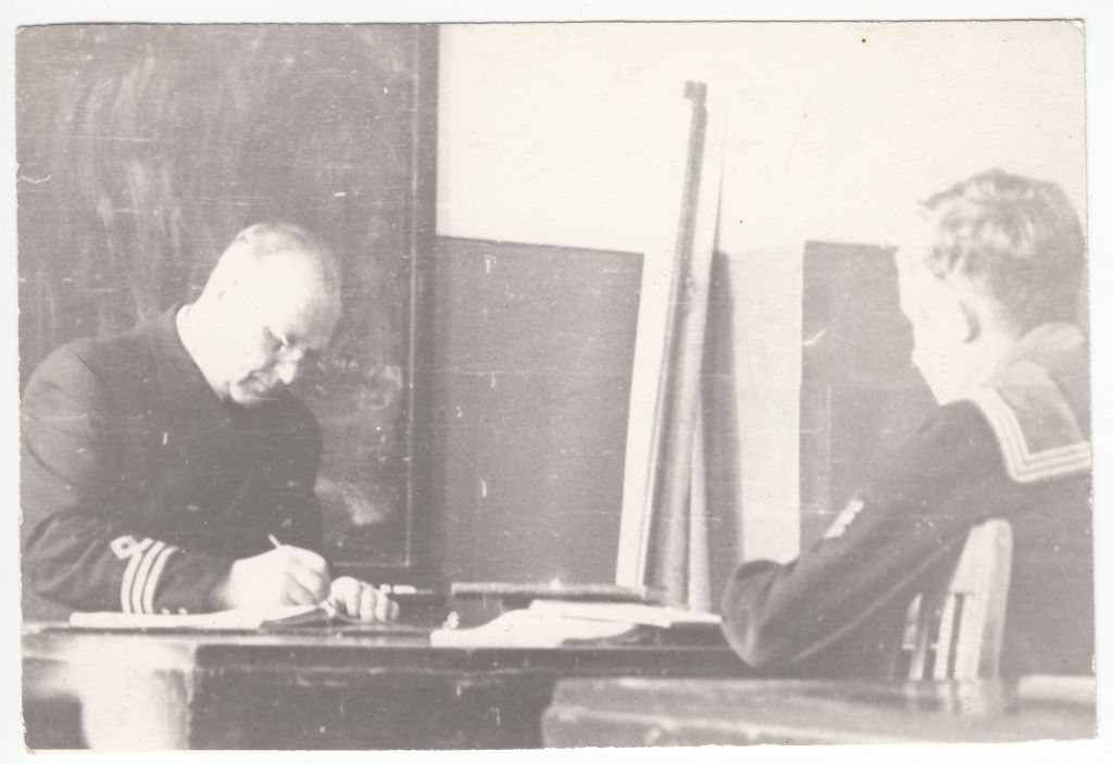 Hermann Tõnissoo merekoolis õpetamas