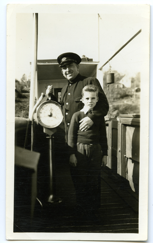 Adrian Ignaste koos poisiga laeva masinatelegraafi juures