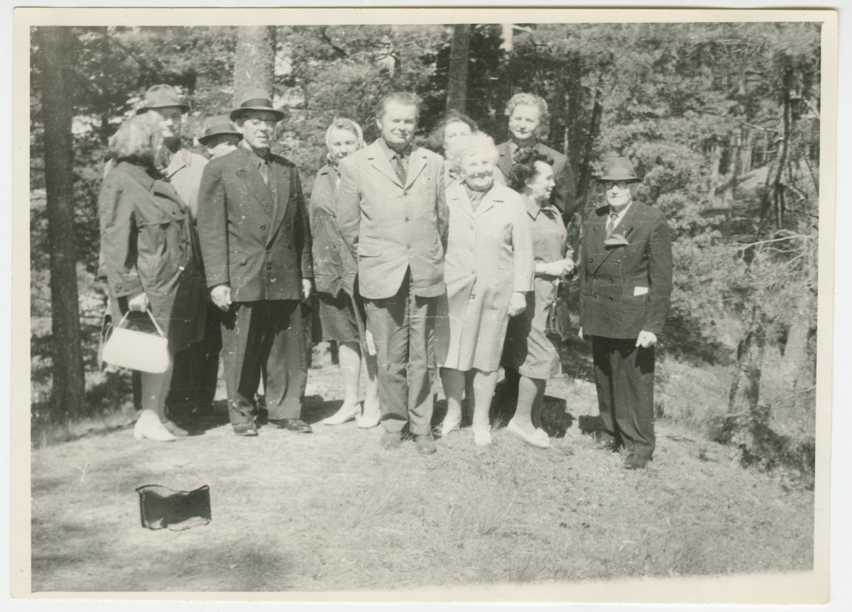 Eesti Riikliku Meremuuseumi juures tegutseva meresõprade ringi liikmed ekskursioonil Tõotuse mäel, Pärnu rajoon