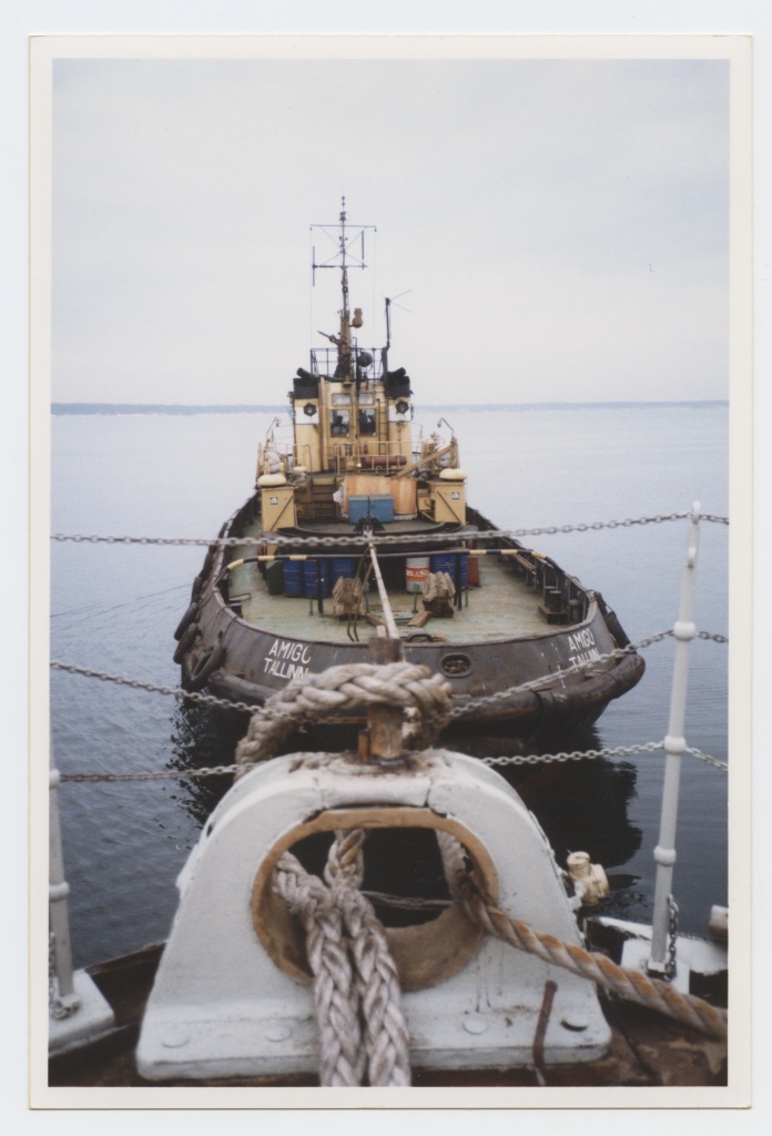 Puksiir "Amigo" pukseerib aurik-jäämurdjat "Suur Tõll" välja Piirivalvesadamast (Süsta 15). 
Aprill 1998