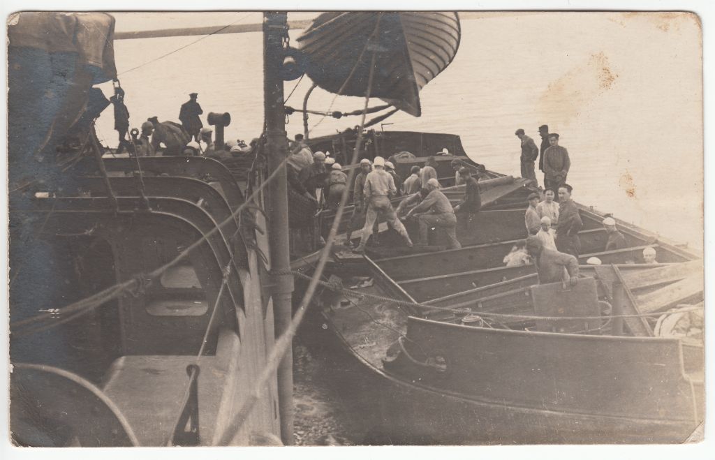 mereväe kadetid Luuga lahes laadimas praamilt sütt suurtükipaadile "Lembit"