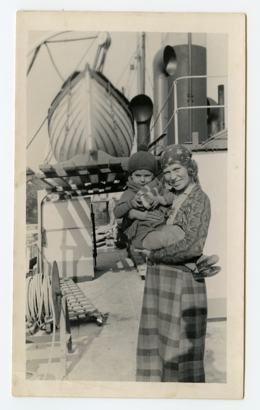 Naine lapsega aurulaeval "Borghild"