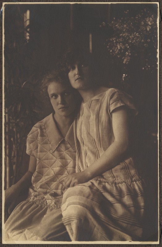 Kahe naisterahva foto perekond Kolumbuse albumist