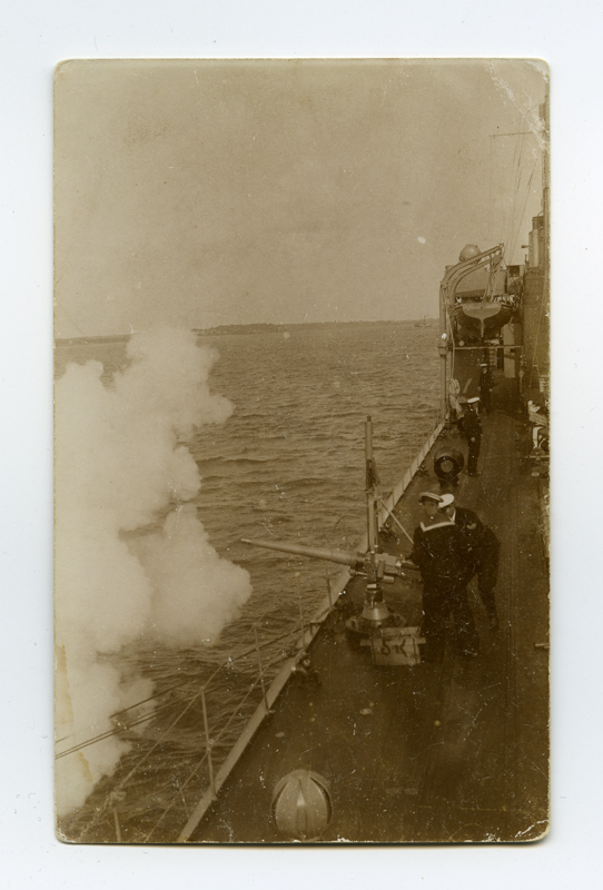 Hävitaja "Lennuk" meeskond saluteerib lätlaste laevale