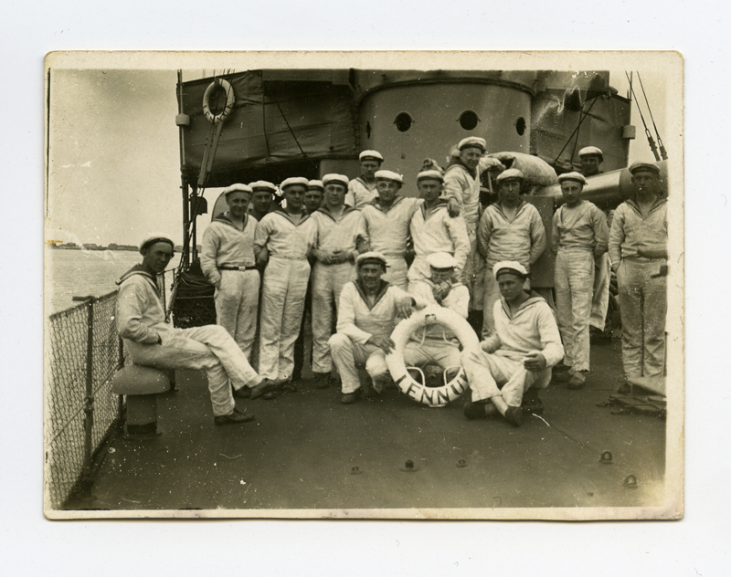 Hävitaja "Lennuk" meeskond, ees laeva päästerõngas.
Grupifoto