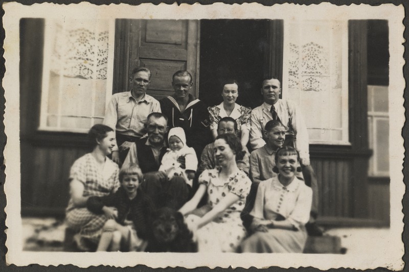 Vahilaev "Laine" mereväelane Agu Sepp (kolmandas reas vasakult teine) perega maja ees trepil.