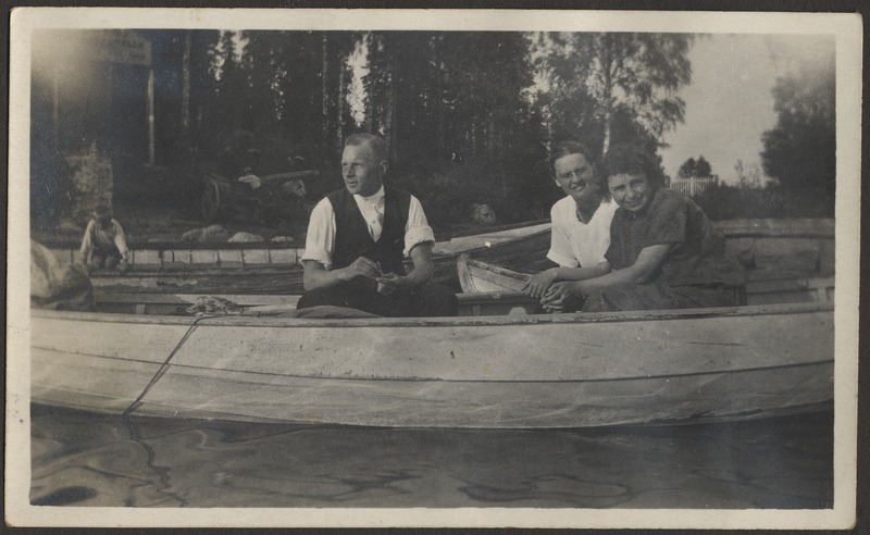 Hermann Tõnissoo paadis istumas koos kahe naiskaaslasega, foto Hermann Tõnissoo perealbumist