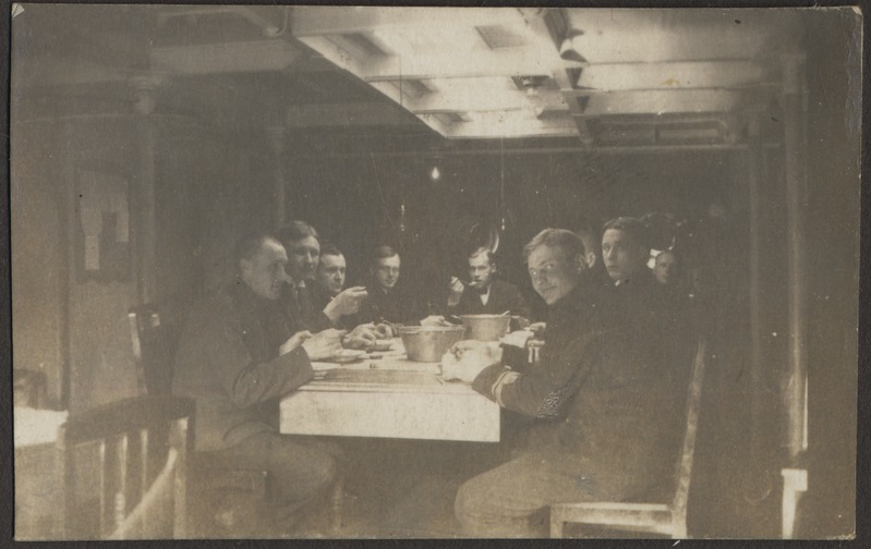 Meeskond messis söömas, foto Hermann Tõnissoo perealbumist