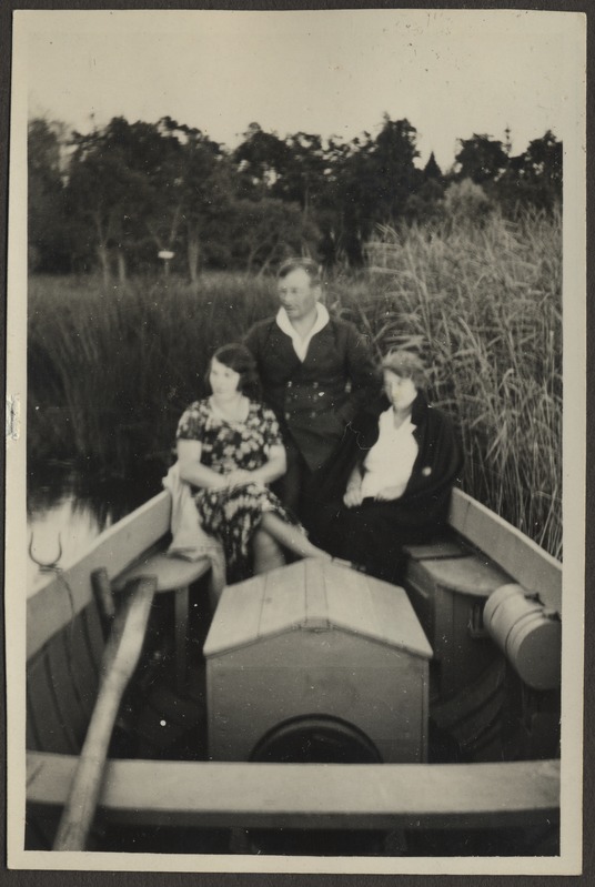 Hermann Tõnissoo kahe naiskaaslasega aerupaadis istumas, foto Hermann Tõnissoo perealbumist