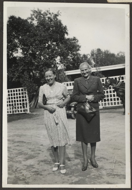 Pildil kaks tundmatut naist, foto Hermann Tõnissoo perealbumist