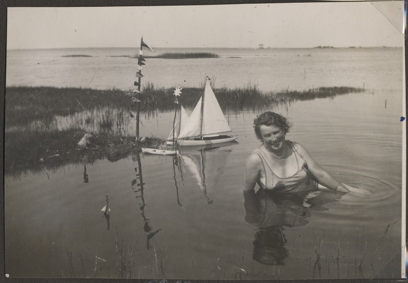 Tundmatu naine meres suplemas, foto Hermann Tõnissoo perealbumist