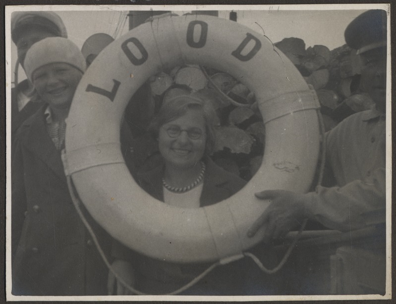 Tausatal Hermann Tõnissoo koos kaaslastega aurulaev "Lood" pardal, foto Hermann Tõnissoo perealbumist