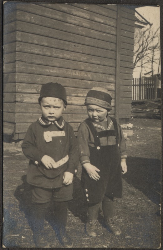 Kaks väikest poissi pildil, foto Hermann Tõnissoo perealbumist