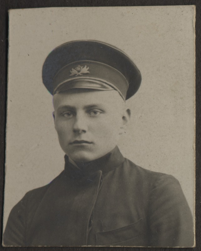 Tundmatu mees vormis, foto Hermann Tõnissoo perealbumist