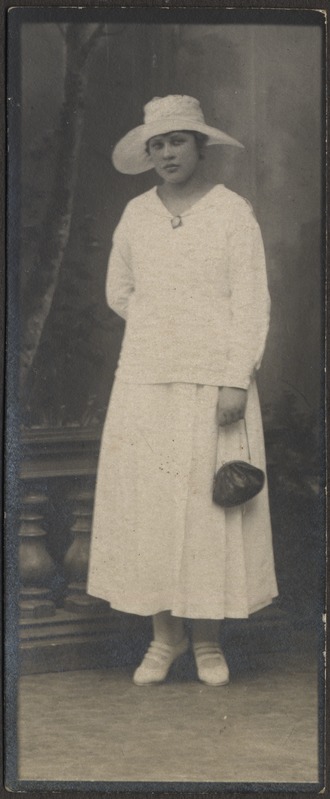 Pildil tundmatu naine, foto Hermann Tõnissoo perealbumist