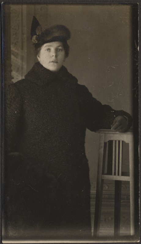 Tundmatu naine pildil, foto Hermann Tõnissoo perealbumist