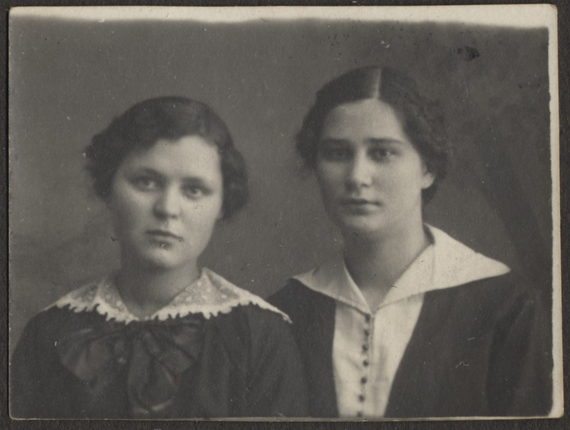 Pildil kaks tundmatut naist, foto Hermann Tõnissoo perealbumist
