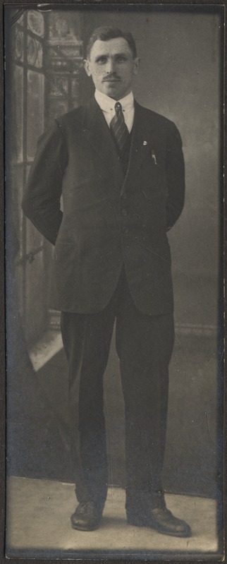 Pildil tundmatu mees, foto Hermann Tõnissoo perealbumist