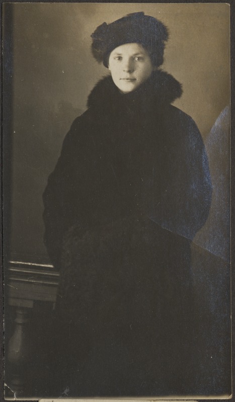 Pildil tundmatu naine, foto Hermann Tõnissoo perealbumist