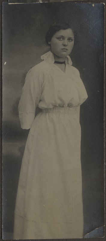 Pildil tundmatu naine, foto Hermann Tõnissoo perealbumist