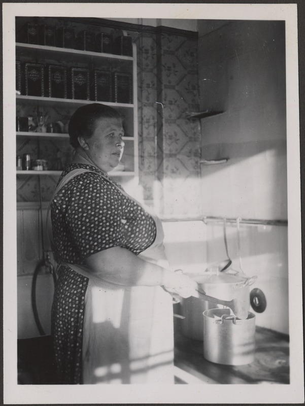 Tundmatu naine pildil, foto Hermann Tõnissoo perealbumist