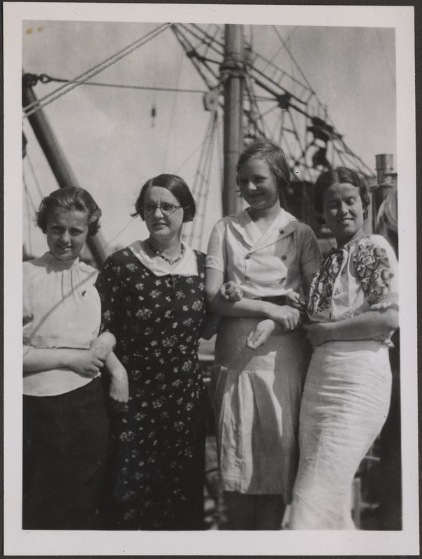 Neli tundmatut naisterahvast pildil, foto Hermann Tõnissoo perealbumist