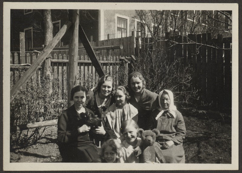 Viis tundmatut naist koos kahe lapsega pildil, foto Hermann Tõnissoo perealbumist