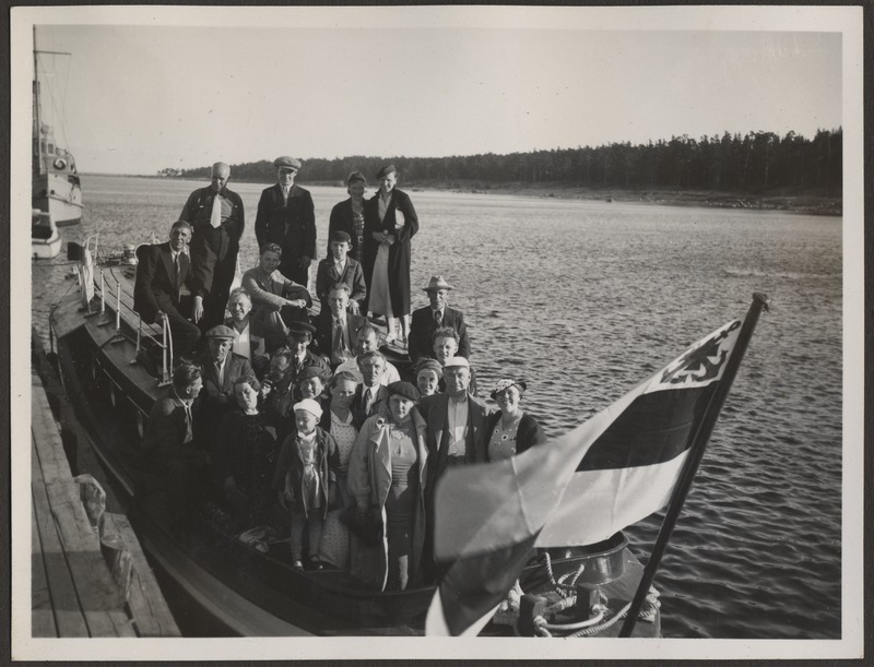 Seltskond mootorlaeval, foto Hermann Tõnissoo perealbumist