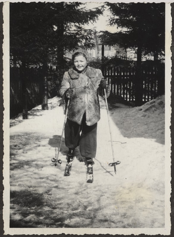 Väike tüdruk suusatamas, foto Hermann Tõnissoo perealbumist