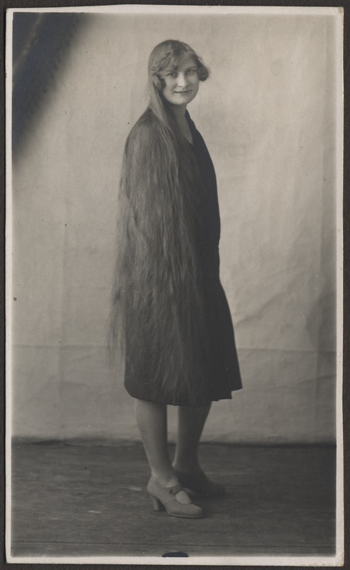 Tundmatu naine pildil, foto Hermann Tõnissoo perealbumist