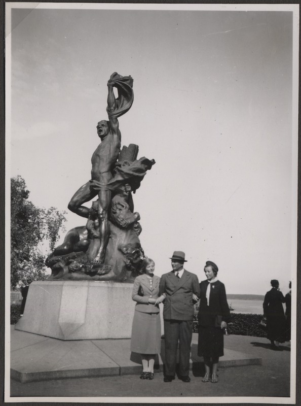 Hermann Tõnissoo kahe naiskaaslasega mälustusmonumendi ees, foto Hermann Tõnissoo perealbumist