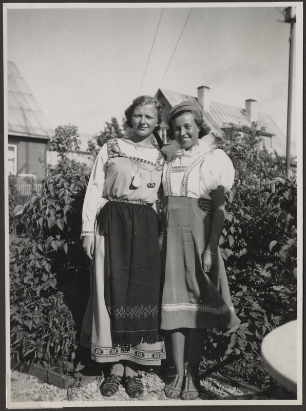Kaks tundmatut naist rahvarõivastes, foto Hermann Tõnissoo perealbumist