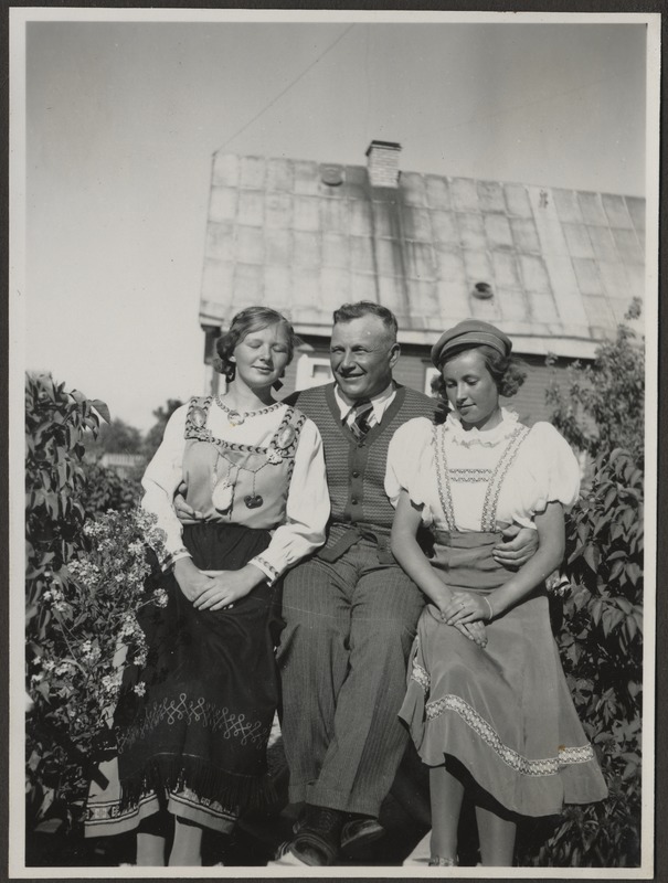 Hermann Tõnissoo kahe rahvarõivastes naiskaaslasega istumas, foto Hermann Tõnissoo perealbumist