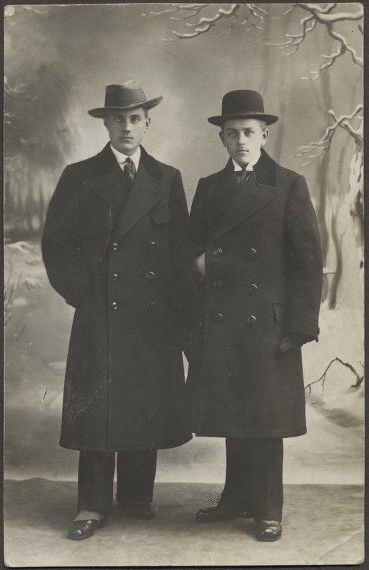 Ateljeefoto: kahe mehe täisportree