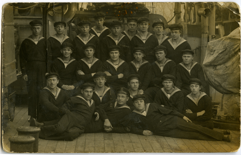 suurtükilaev "Lembit " meeskond laeva tekil.