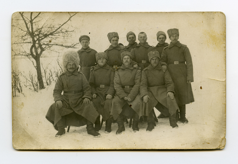 Grupifoto. Tsaariarmee rühmakomandör Mats Männik sõduritega Dwinski (Daugavpils) metsas