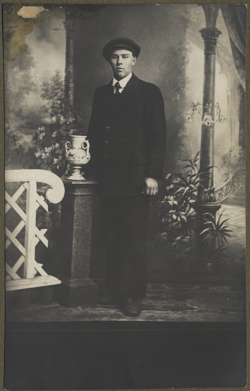 Pildil tundmatu mees, foto Hermann Tõnissoo albumist