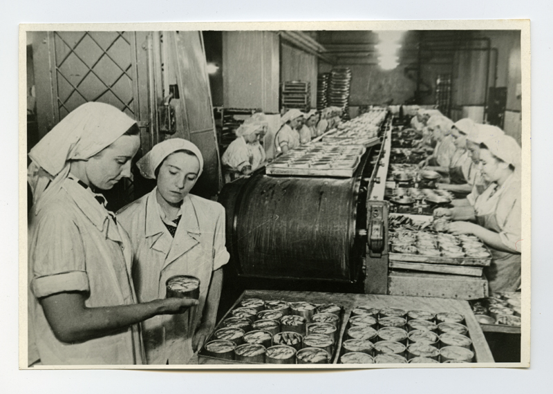 Pärnu Kalakombinaadi konservitsehh nr. 2.
Esiplaanil vahetusmeister R. Peerna, vasakul ja brigadir H. Anton