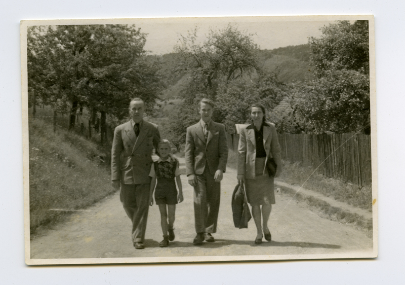 Verner Puurand perega deporteeritute laagris