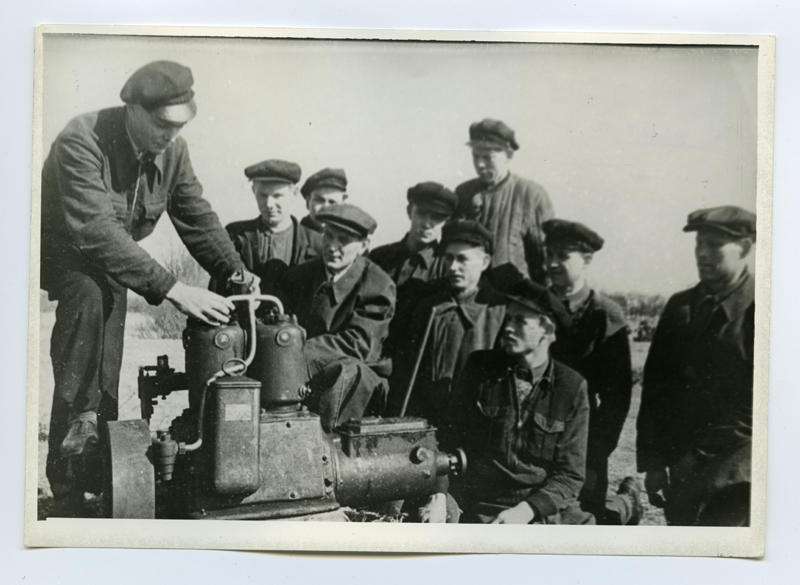 Kalurikolhoosi "Sõrve Kalur" liikmed I kalastusbrigaadi brigadiri August Koppeli juhatusel mootorpaatide motoristide ettevalmistamise kursustel