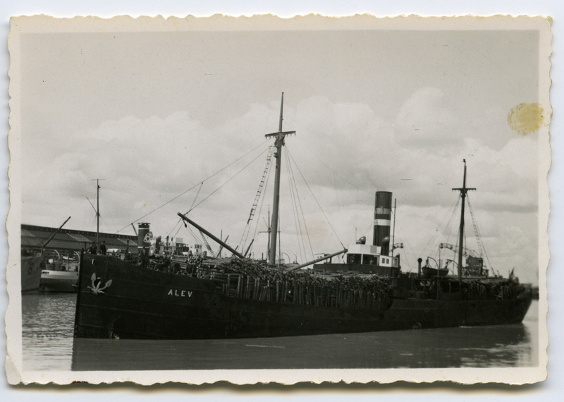 Aurulaev "Alev" väljumas Bordeaux sadamast