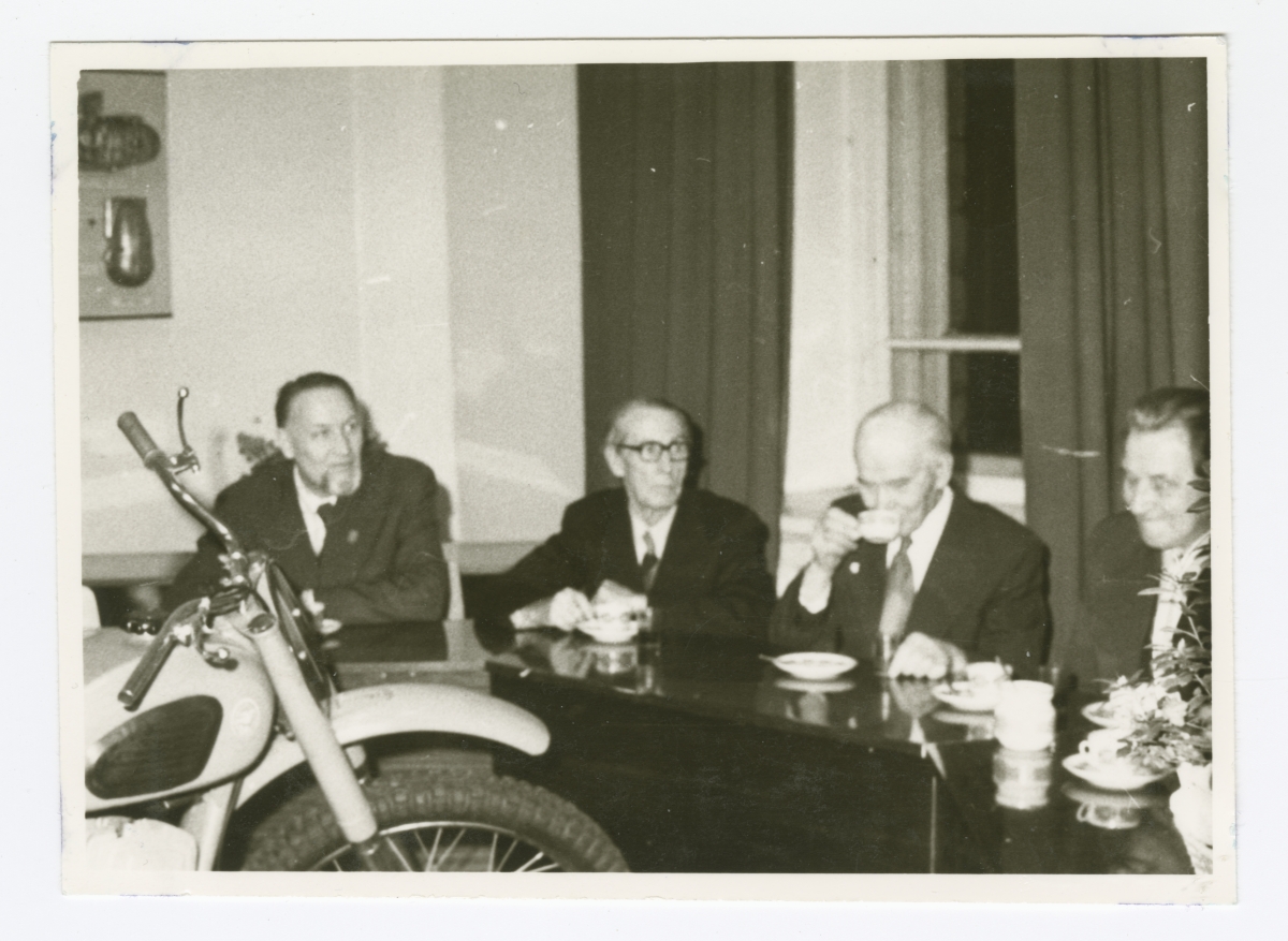 Foto. Eesti Riikliku Meremuuseumi juures tegutsenud Meresõprade ringi aastakoosoleku järgne pidulik koosviibimine. Vasakult Bruno Pao, Theodor Lõõbas, paremal viimane Johannes Konga.
23. veebruar 1980